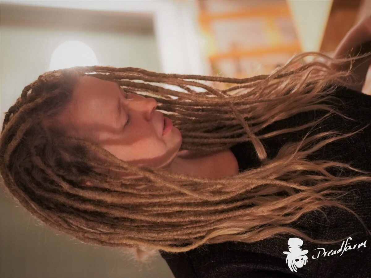 lange Dreads mit offenen Spitzen